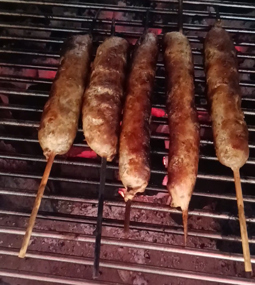 Chorizos asados a la parrilla